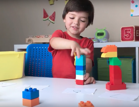 UN JUEGO PARA NIÑOS: TORRE DE LEGOS