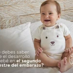 bebé sentado en la cama como imagen para mostrar el sengundo trimestre de embarazo