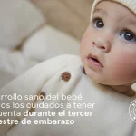 bebé blanco de ojos grandes acompañando texto en el tercer trimestre de embarazo