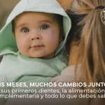 mamá alzando a su bebé de 6 meses