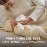 mamá alimentando a bebé de 1 mes