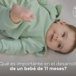 bebé de 11 meses acostado sonriente