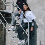 Estilo y2k con capas para adolescentes