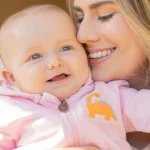 Mamá primeriza con su recién nacido saliendo de casa